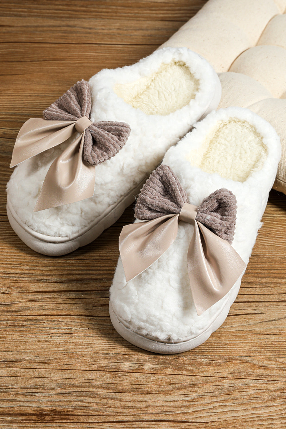 White Contrast Bowknot Applique Plush Slippers