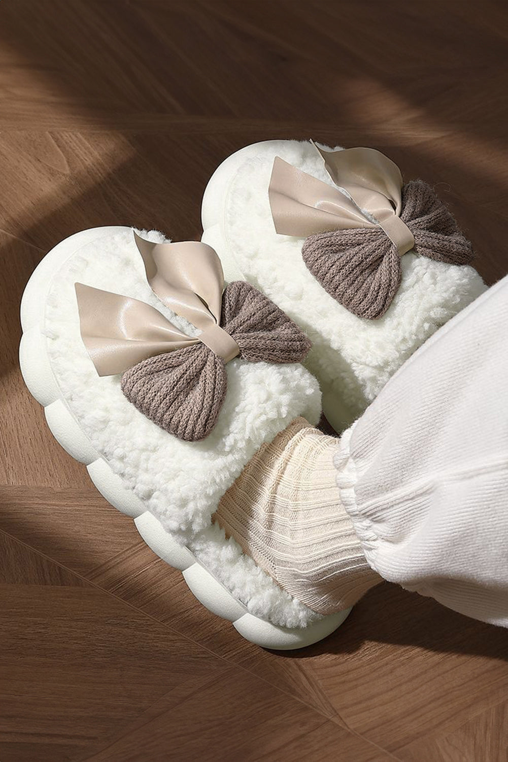 White Contrast Bowknot Applique Plush Slippers