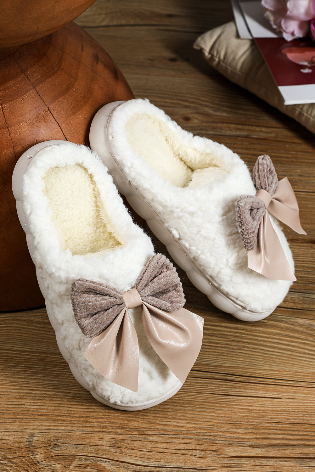 White Contrast Bowknot Applique Plush Slippers