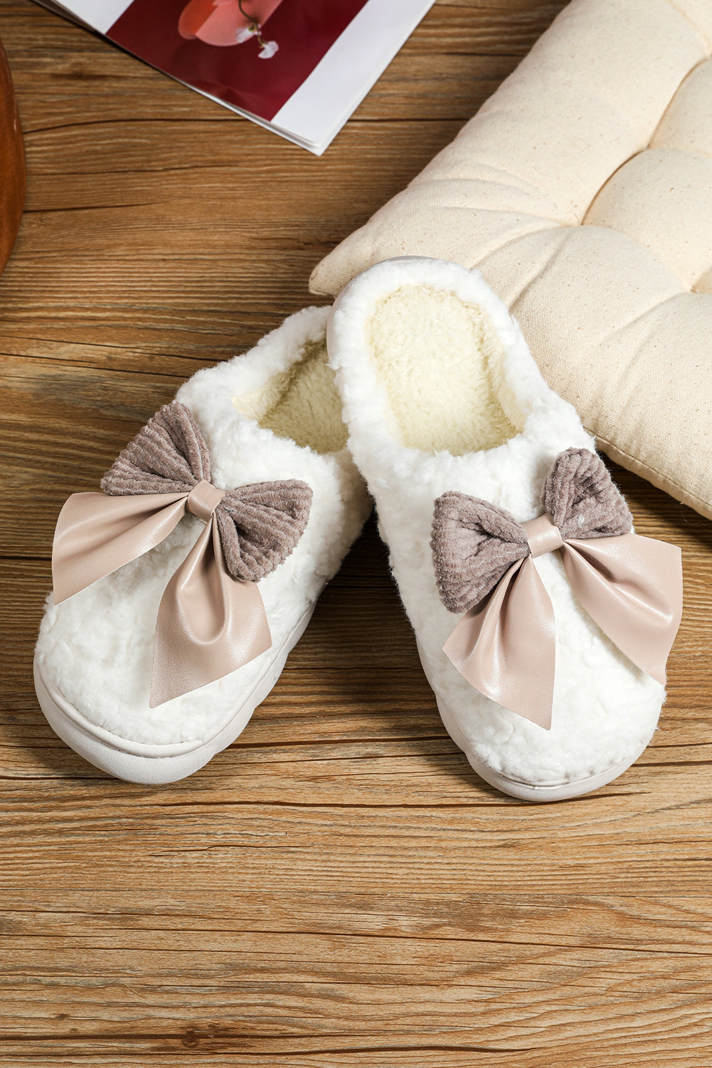 White Contrast Bowknot Applique Plush Slippers